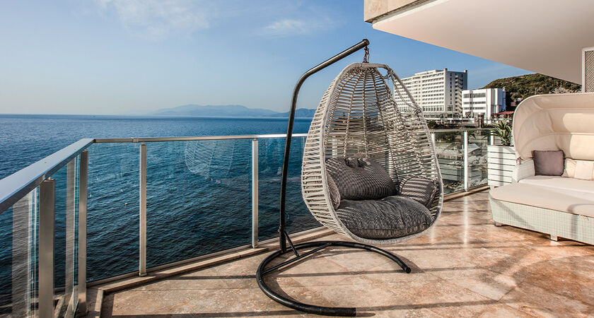 Charisma De Luxe Hotel