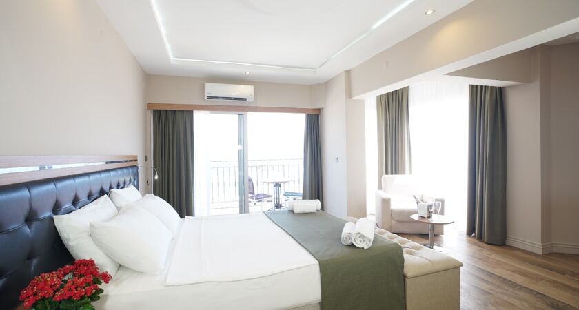 Aurasia Seaside Hotel