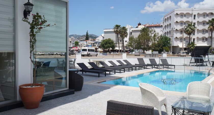 Aurasia Seaside Hotel